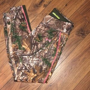 Under Armour camouflage & hot pink leggings